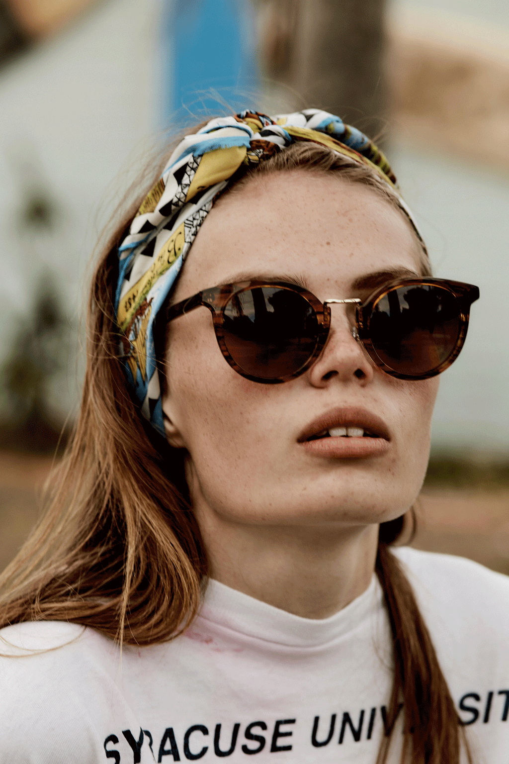 Sunglasses with two dots top on side